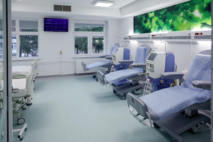 Sala dializ wewnątrz oddziału szpitala z ustawionymi kilkoma łóżkami