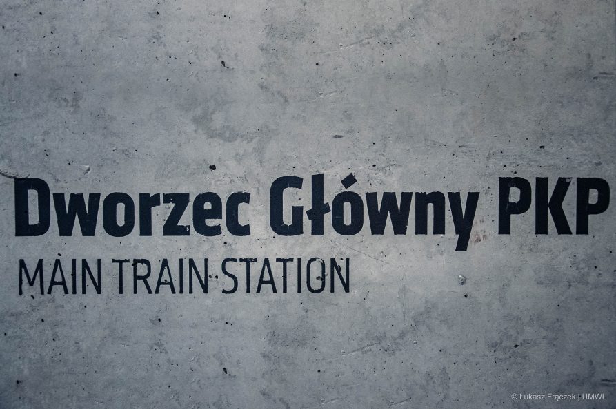 Napis: Dworzec Główny Pkp Main train Station
