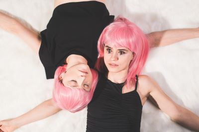 dwie młode kobiety w różowych pe