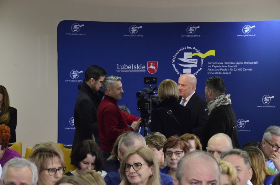 Marszałek Jarosław Stawiarski rozmawia z kilkoma dziennikarzami