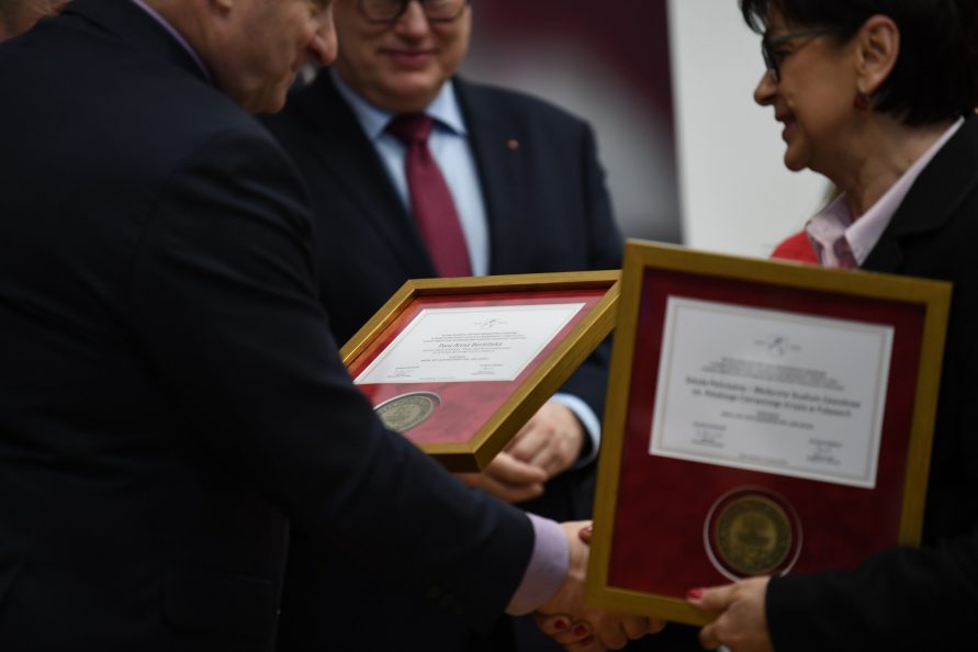 Marszałek Województwa Lubelskiego wręcza kobiecie dyplom i medal z okazji 550 lecia województwa lubelskiego
