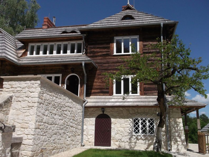 drewaniany dom z kamienną podmurówką