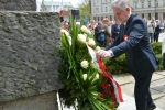 Marszałek województwa lubelskiego, Sławomir Sosnowski składa wieniec pod pomnikiem Konstytucji 3 Maja.