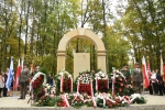 Pomnik kamienny który znajduje się na terenie leśnym. Po obu stronach stoją na warcie żołnierze a przed pomnikiem znajduje się około dziesięciu złożonych wieńców i wiązanek