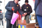 Marszałek Sławomir Sosnowski przekazuje dary wolontariuszom akcji Pomóż Dzieciom Przetrwać Zimę