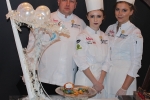 Tomasz Mahoń i jego uczennice: Agata Wolfram (z prawej) i Renata Buczek, prezentują konkursowe menu (fot. facebook.com/StaropolskaLublin)