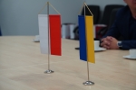 Proporczyki Polski i Ukrainy stojące na stole