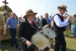 Mężczyźni grający na instrumentach podczas pochodu