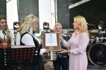 Sekretarz Województwa Anna Augustyniak wręcza pamiątkowy medal
