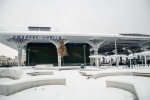 Widok na bryłę budynku Dworca PKP w Lublinie ze zewnątrz, na pierwszym planie znajduje się plac pokryty śniegiem