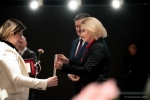 Dyrektor Ewa Szałachwiej wręcza nagrodę laureatce