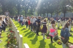 cmentarz w Oosterbeek -dzieci z okolicznych szkół składają kwiaty na grobie każdego żołnierza