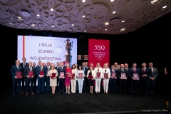 Radni Sejmiku Województwa Lubelskiego VII kadencji zdjęcie grupowe około czterdziestu osób