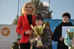 na scenie pani dyrektor Ewa Szałachwiej oraz dziecko trzymające puchar
