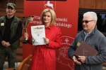 Dyrektor Szałachwiej prezentuje trofea dla uczestników konkursu „Ukręć muchę i złów rybę”