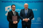 Marszałek WL pozuje do zdjęcia wraz z przedstawicielem Miasta Międzyrzec Podlaski