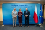 Marszałek WL pozuje do zdjęcia wraz z dwójką przedstawicieli gminy Zamość w sali konferencyjnej