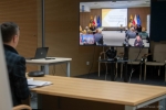 Na zdjęciu widoczny jest ekran przedstawiający salę, na której odbywa się spotkanie z udziałem Marszałków Polskich Województw. Z lewej strony znajduje się Wicemarszałek Michał Mulawa, który bierze udział w spotkaniu w formule online.