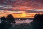 ZDJĘCIE WRZEŚNIA – Artur Wasilak, „Jesienny wschód słońca nad doliną Wieprza” (Nadwieprzański Park Krajobrazowy)