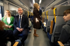 Wicemarszałek Piotr Breś i Dyrektor Anna Brzyska siedzą w autobusie lotniczym