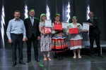 Wicemarszałkowie ze zwycięzcami konkursu na najlepszy wypiek regionalny