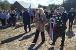 Uroczystości upamiętniające żołnierzy Korpusu Ochrony Pogranicza - wicemarszałek Zbigniew Wojciechowski składa wieniec pod pomnikiem poległych żołnierzy