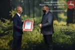 Grzegorz Grzywaczewski, prezes Zarządu WFOŚiGW w Lublinie odbiera dyplom uznania za pomoc w realizacji kampanii „Lubelskie – wspólnie dla pszczół”