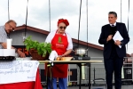 Zdjęcie przedstawia scenę i odbywający się na niej pokaz kulinarny Elżbiety Cwaliny, która gotuje dla publiczności „Barszcz czereśniowy”