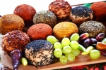 Zdjęcie przedstawia produkty regionalne – sery. Sery w różnych panierkach ułożone są na drewnianym półmisku w asyście owoców