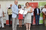 Pierwszą nagrodę w jednej z podkategorii produktowej zdobyła Małgorzata Solis za ser jabłeczny. Dyplom uznania wręcza wicemarszałek Sebastian Trojak