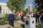 Marszałek Sławomir Sosnowski składa kwiaty pod pomnikiem