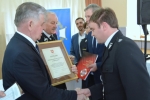 Dyplom z rąk marszałka odbiera Prezes OSP w Wilczopolu.