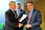Marszałek Województwa Lubelskiego przekazuje umowę burmistrzowi Piask Michałowi Cholewie.