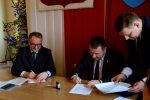Podpisanie umowy przez wicemarszałka Grzegorza Kapustę z wójtem gminy Baranów Robertem Gagosiem