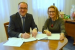 Podpisanie umowy przez wicemarszałka Grzegorza Kapustę z Beatą Siedlecką burmistrzem Dęblina