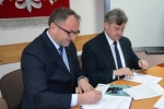 Podpisanie umowy przez wicemarszałka Grzegorza Kapustę ze starostą ryckim Stanisławem Jagiełło