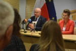 przy stole siedzą od lewej Marszałek Jarosław Stawiarski i zastępca dyrektora ROPS Marta Drozd