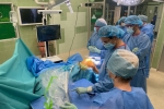 Kilku lekarzy chirurgów stoi w sali operacyjnej, podczas wykonywania zabiegu