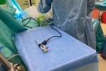 Na stole zabiegowym leży endoskop do robota operacyjnego