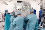 Kilku lekarzy chirurgów w fartuchach stoi na sali operacyjnej