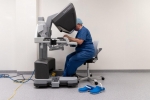 Lekarz chirurg siedzi przy specjalistycznym urządzeniu medycznym