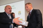 Członek Zarządu Arkadiusz Bratkowski wręcza nagrodę Ryszardowi Golewskiemu (fot. Tomasz Makowski/UMWL)