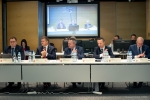 Członkowie Zarządu Województwa Lubelskiego siedzą przy stolikach podczas Sesji Sejmiku