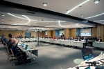 Widok na salę konferencyjną i wszystkich Radnych siedzących przy stołach ustawionych w podkowę