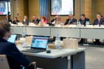 Radni Sejmiku Województwa Lubelskiego siedzą przy stołach podczas trwającej sesji