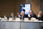 Radni Sejmiku Województwa Lubelskiego, pięć osób na zdjęciu, siedzą przy stoliku, jeden z radnych trzyma mikrofon i wypowiada się