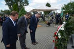 Kwiaty pod pomnikiem złożyli europoseł Krzysztof Hetman, poseł Jan Łopata oraz dyrektor biura Daniel Słowik