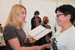 Nagrodę dla Koła Gospodyń Wiejskich z Janowic wręczyła sekretarz Anna Augustyniak (fot. Tomasz Makowski/UMWL)