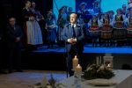 Marszałek Jarosław Stawiarski stoi przy mikrofonie i składa zebranym życzenia