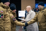Marszałek Jarosław Stawiarski oraz komendant Grzegorz Alinowski składają gratulacje strażakom